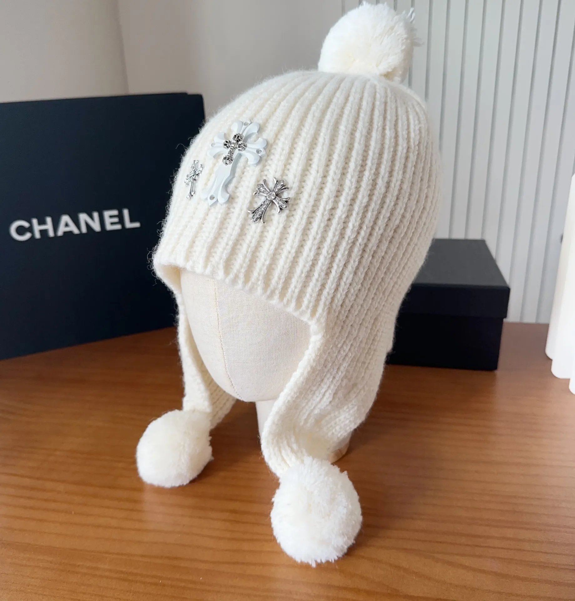 💰110 Crow Heart Autumn and Winter Wool Knitted Beanie This must be a favorite of minimalism. It is clean, neat, fashionable and versatile, and will definitely not be picky about your face shape! A fashionable classic that lasts forever! Fashionable black and white can be purchased together!